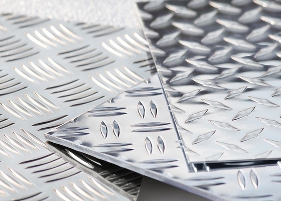 Китай Выбитые алюминиевые листа ромбовидного узора алюминиевые справляясь покрывают 3003 5052 6061 поставщик