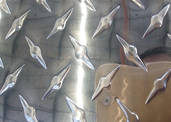 Китай Алюминиевый лист 3105 отполировал алюминиевую плиту проступи для покрытия пола поставщик